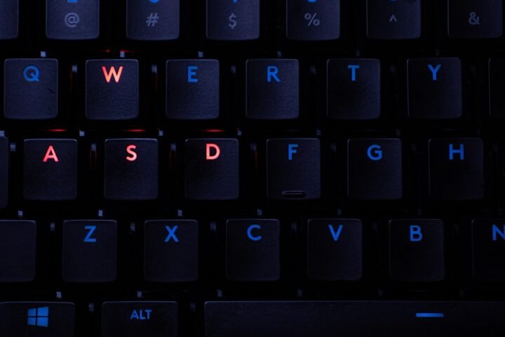Imagem de um teclado com as teclas W, A, S e D ressaltadas.