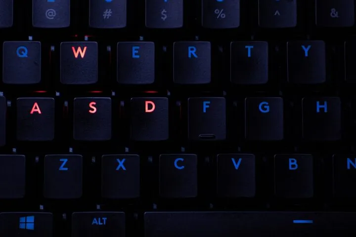 Imagem de um teclado com as teclas W, A, S e D ressaltadas.