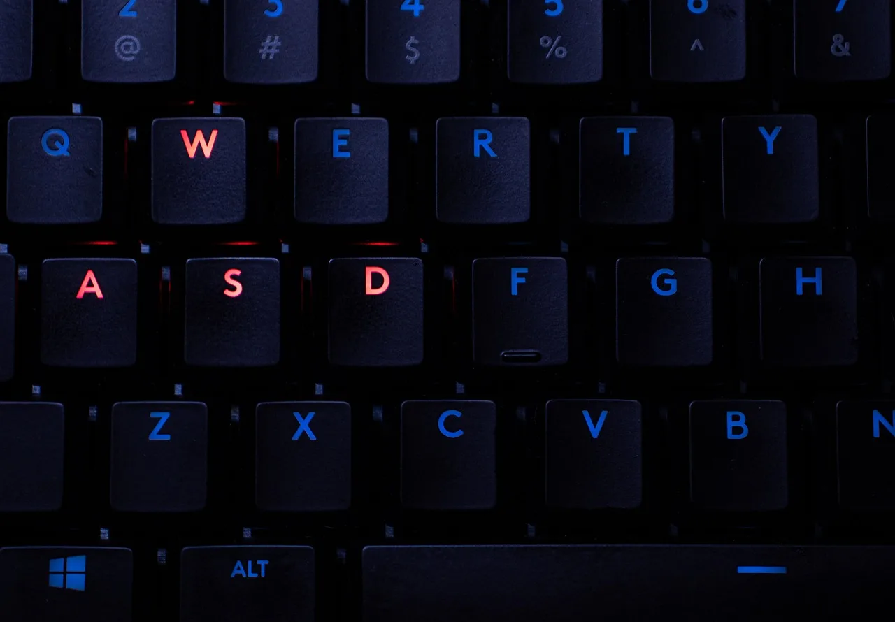 Imagem de um teclado com as teclas W, A, S e D ressaltadas.